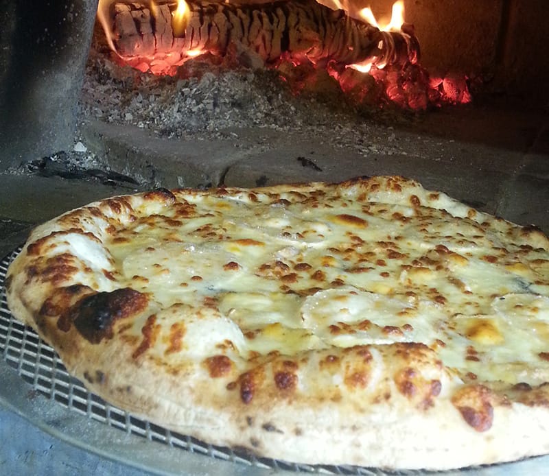 Pizza au feu de bois 2